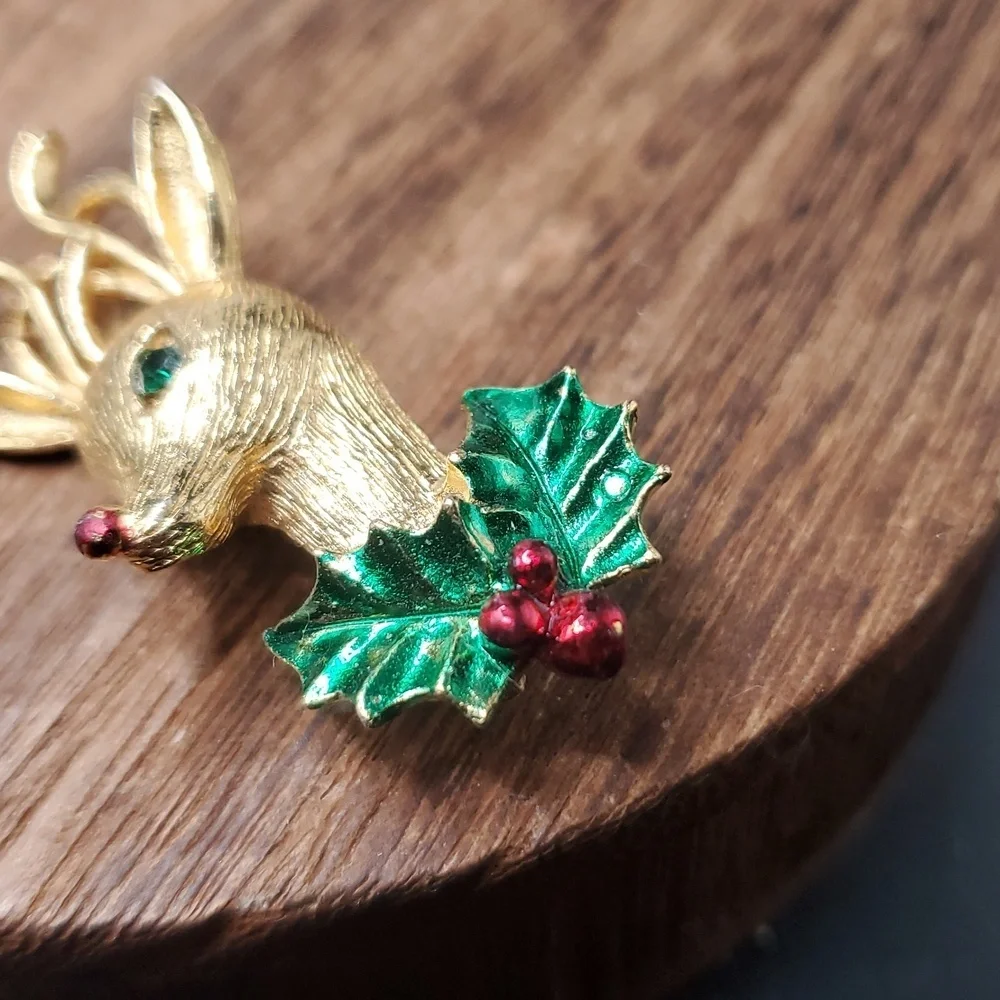Vintage Gold TONE Reindeer Brooch with‎ Green Holly B828